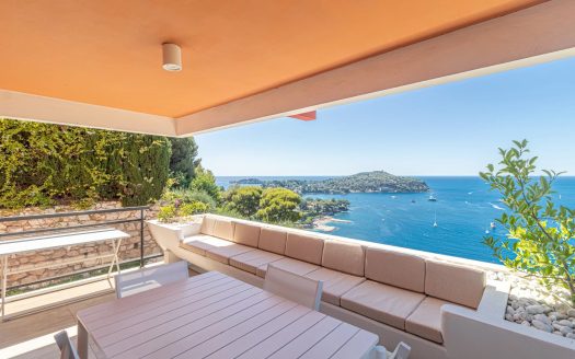 Villefranche sur mer, appartement 3 pièces de luxe, location saisonnière, vue mer panoramique, terrasse , piscine