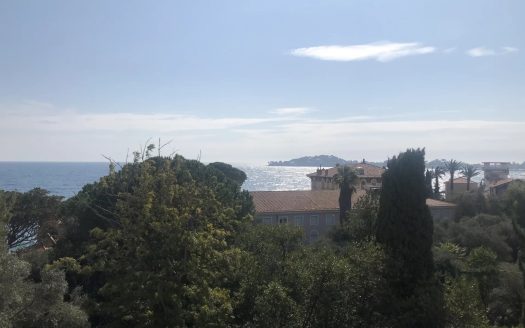 Beaulieu sur mer, studio vue mer, balcon en centre ville