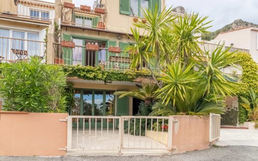 Eze b/m, maison jumelée avec 4 ch, terrasse, vue mer, parking.