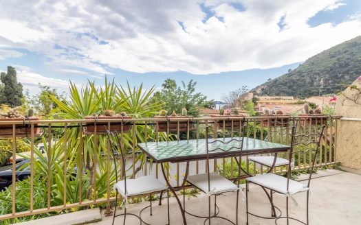 Eze b/m, maison jumelée avec 4 ch, terrasse, vue mer, parking.